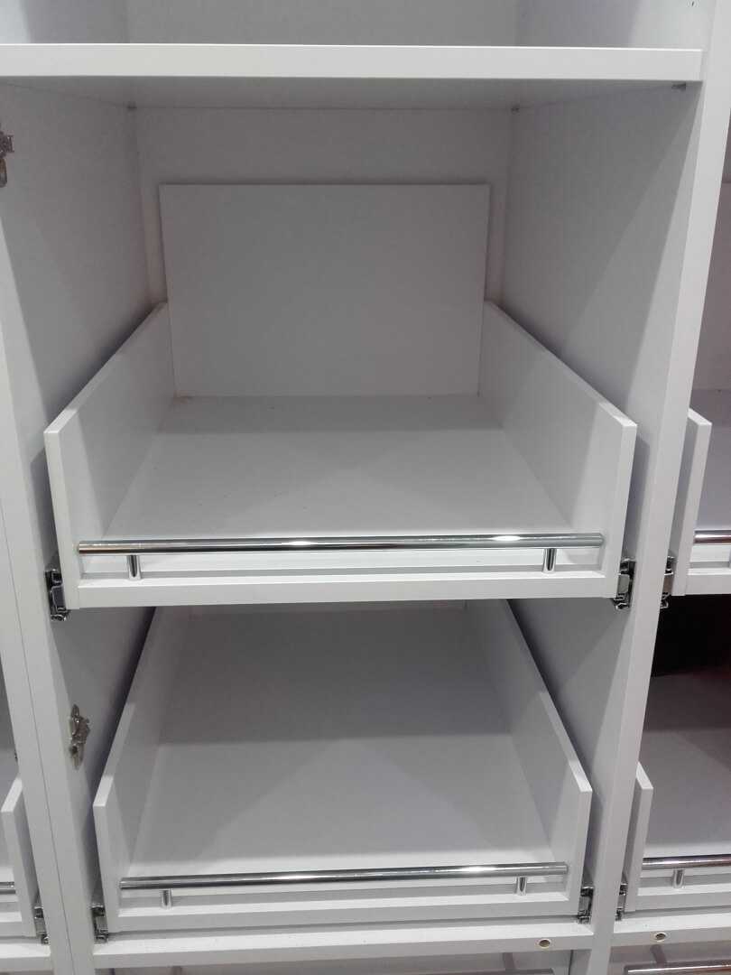 Garderoba z półkami i szufladami